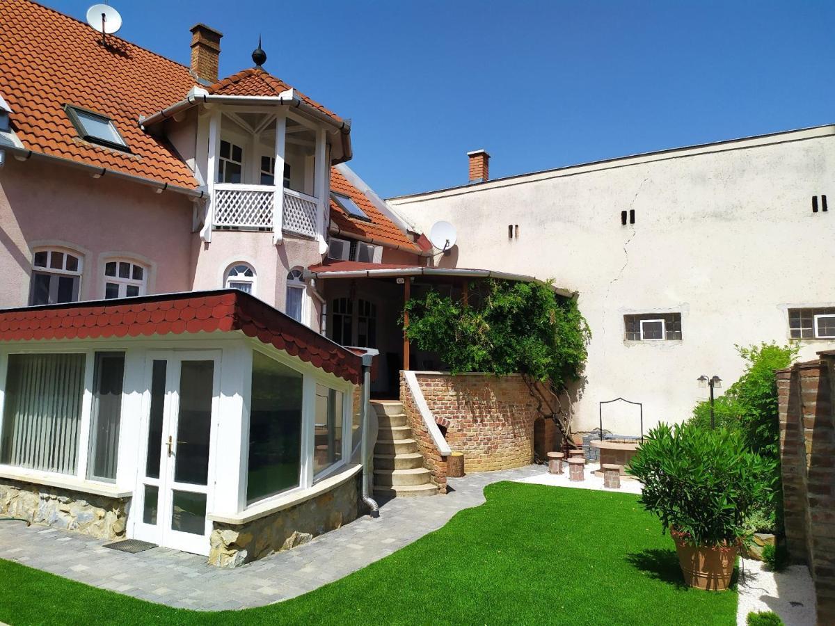 Zoli Apartmanok-Zoli Koelcsey 19 Villa Hajduszoboszlo Bagian luar foto